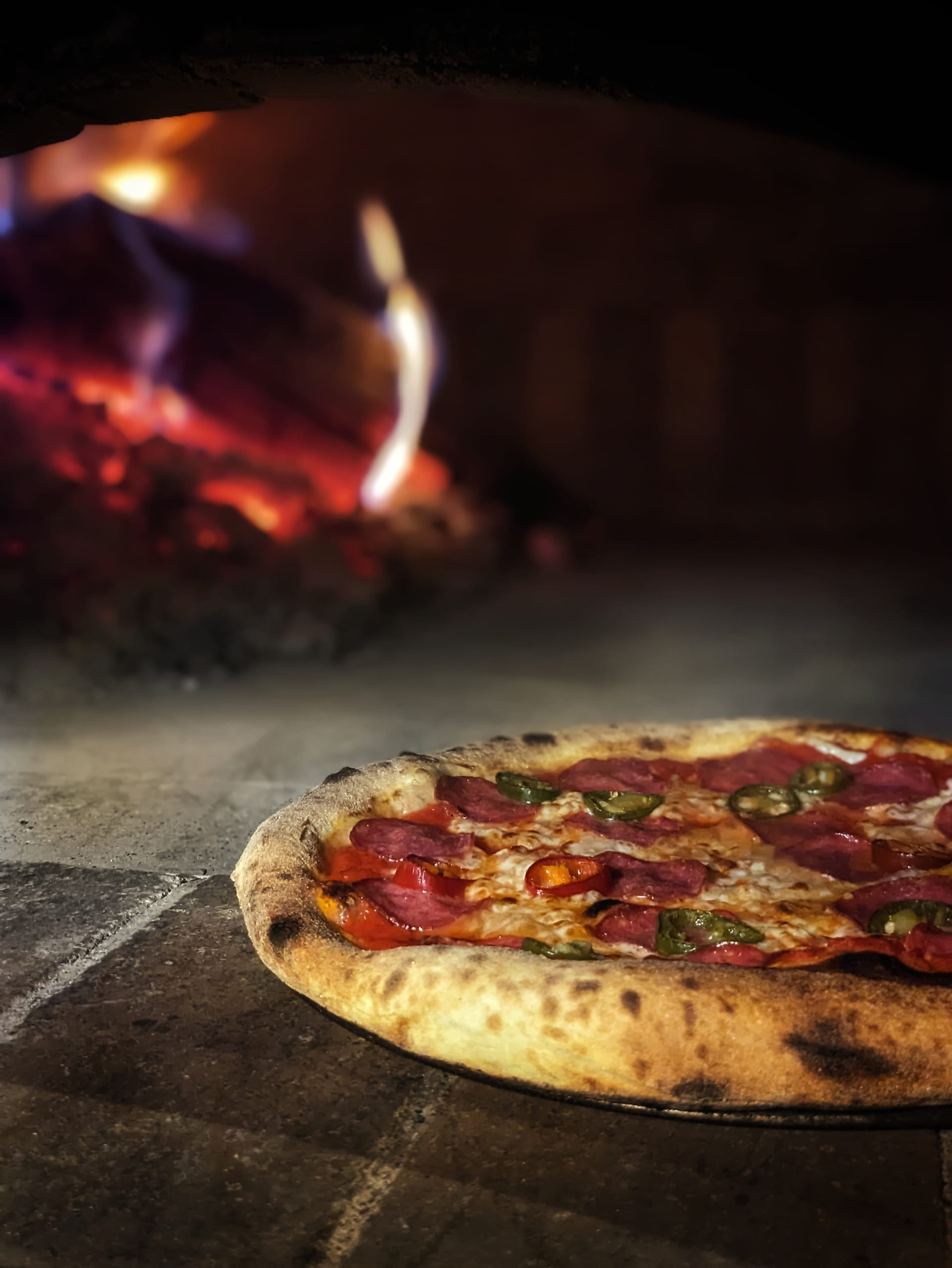 Wyłożony stół prezentujący atmosferę